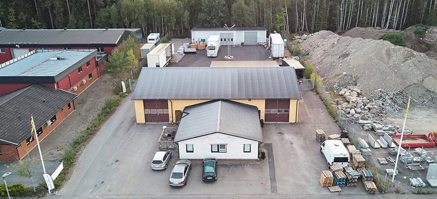 Flygbild över LSM:s anläggning med verkstad, kontor och upplag på Illervägen