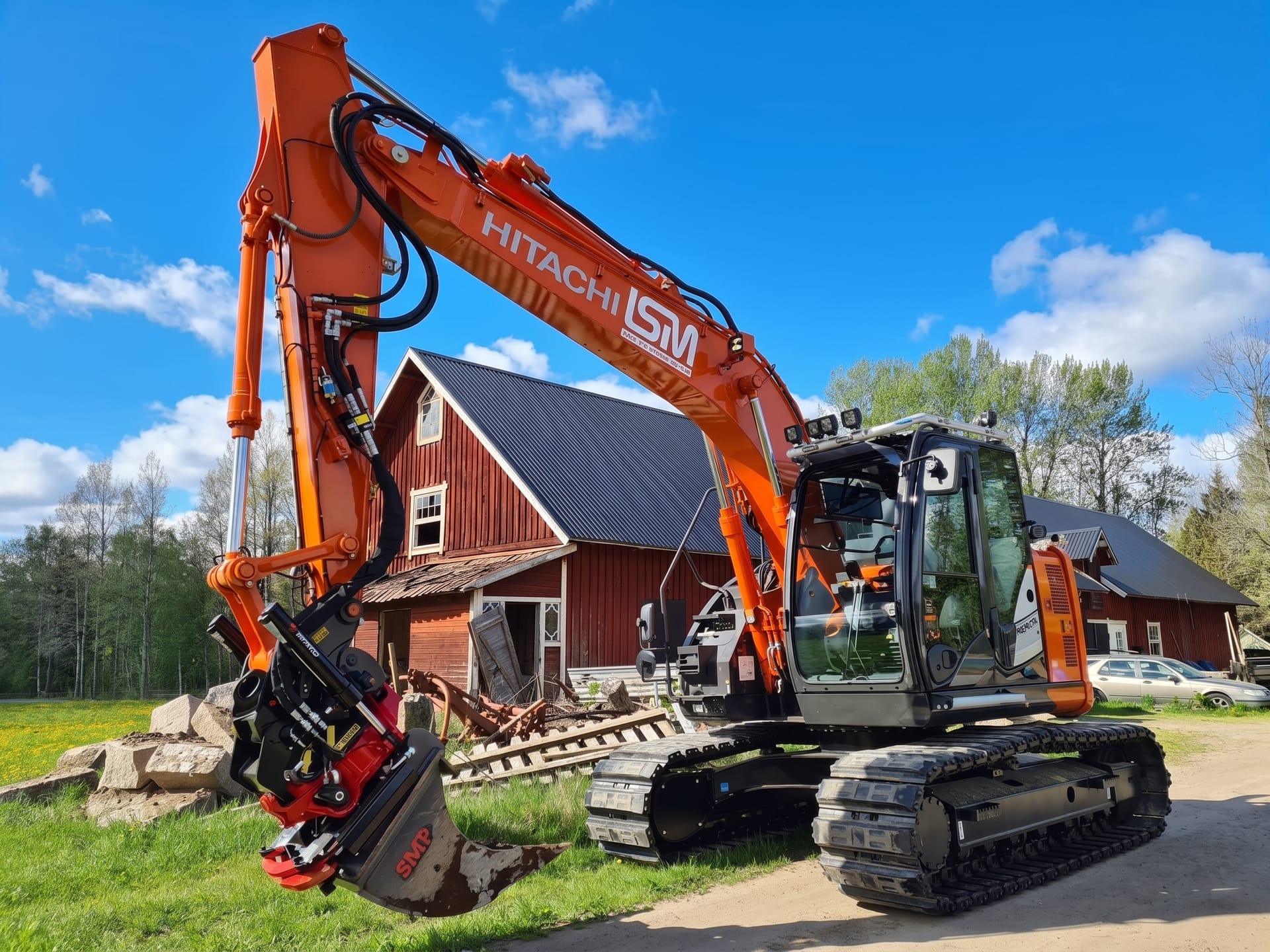 Hitachi-grävmaskin med LSM-dekal framför en röd ladugård